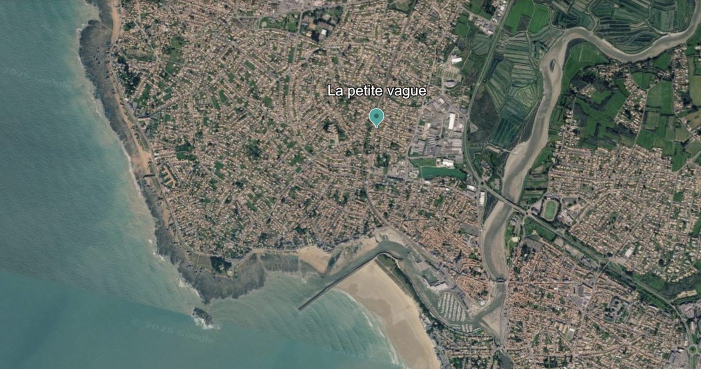 Vue aérienne : la maison entre la plage de Boisvinet et le port de Saint-Gilles-Croix-de-Vie
