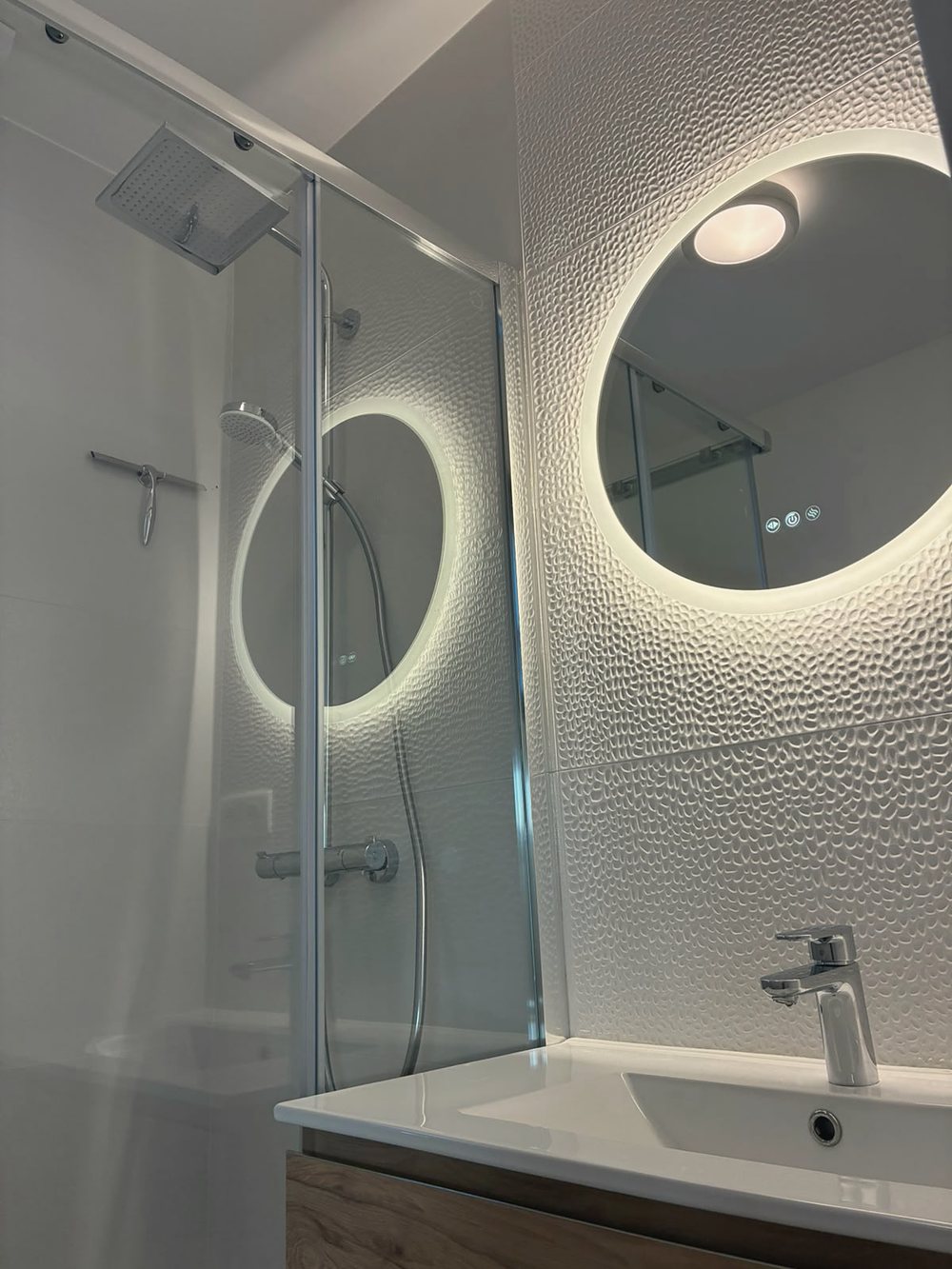 La douche à l’italienne et le miroir rétroéclairé
