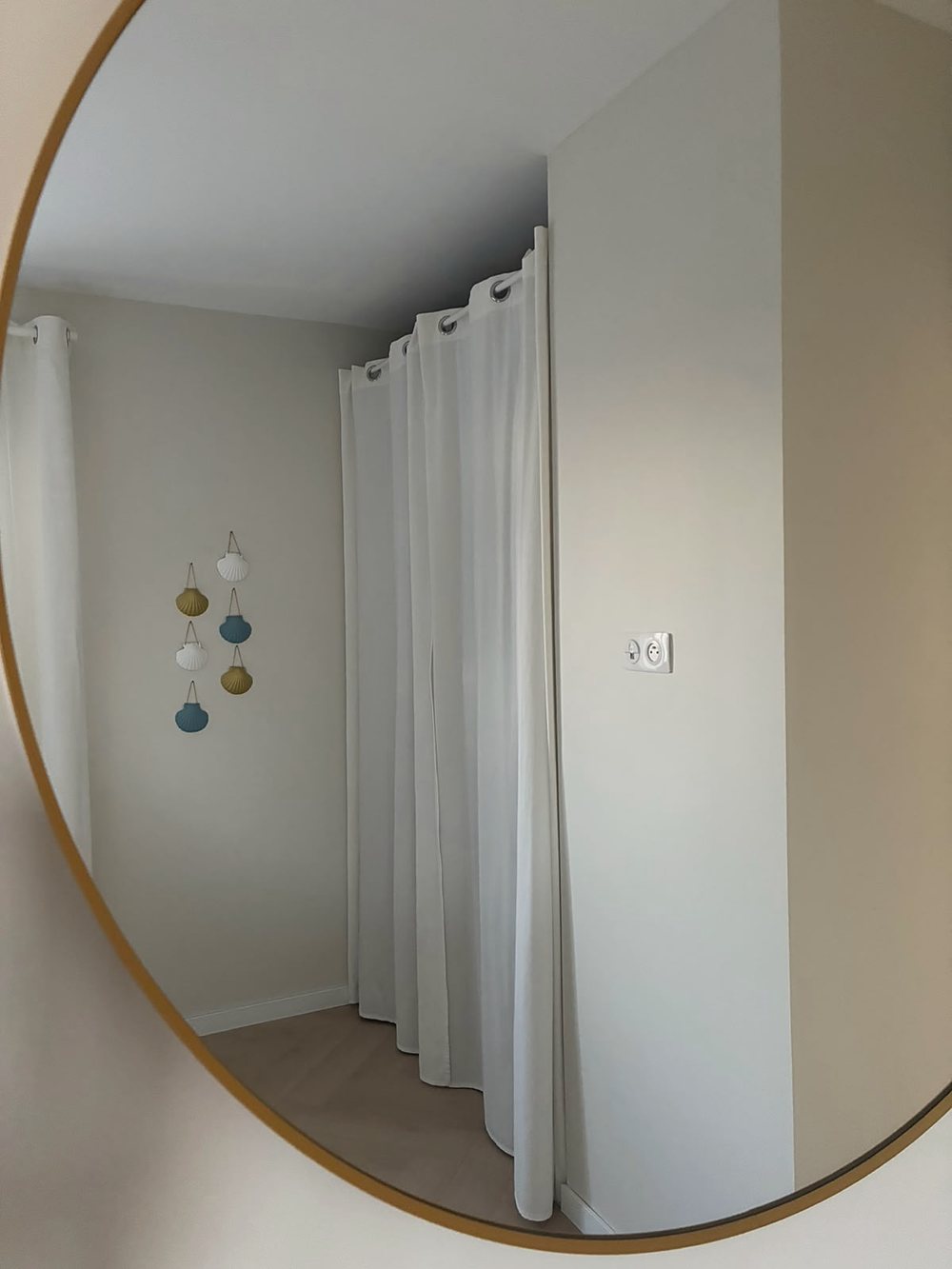 Reflet du dressing et des coquillages dans le miroir rond