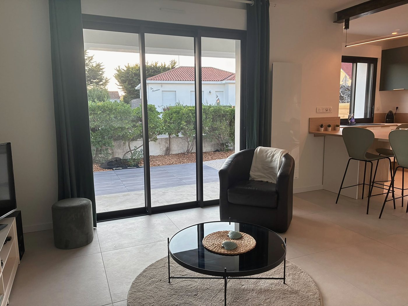 Le séjour ouvert sur la terrasse par une grande baie vitrée